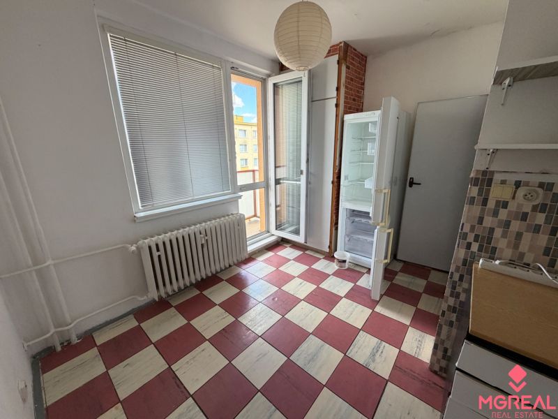 2 izbový byt s 2 balkónmi Topoľčany / VYPLATENA ZALOHA - Kuchyňa v 2-izbovom byte s farebnou dlažbou a chladničkou.