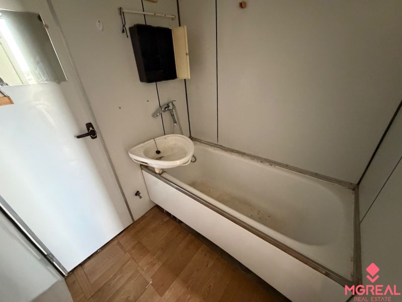 2 izbový byt s 2 balkónmi Topoľčany / VYPLATENA ZALOHA - Kúpeľňa v 2-izbovom byte s vaňou, umývadlom a podlahou s dreveným dekorom.