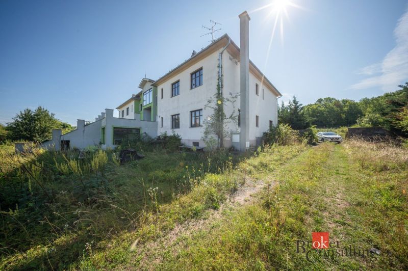 Na predaj budova na bývanie alebo podnikanie, Kalonda - Rodinný dom na Železničnej ulici v Kalonde obklopený bujnou vegetáciou a príjazdovou cestou.