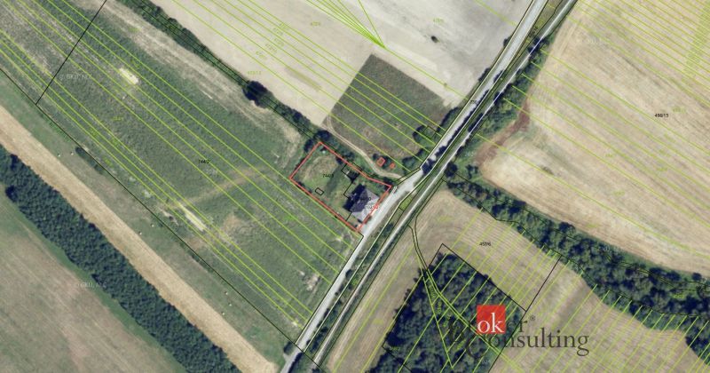Na predaj budova na bývanie alebo podnikanie, Kalonda - Letecký pohľad na rodinný dom v Kalonde na Železničnej ulici, obklopený poľami.