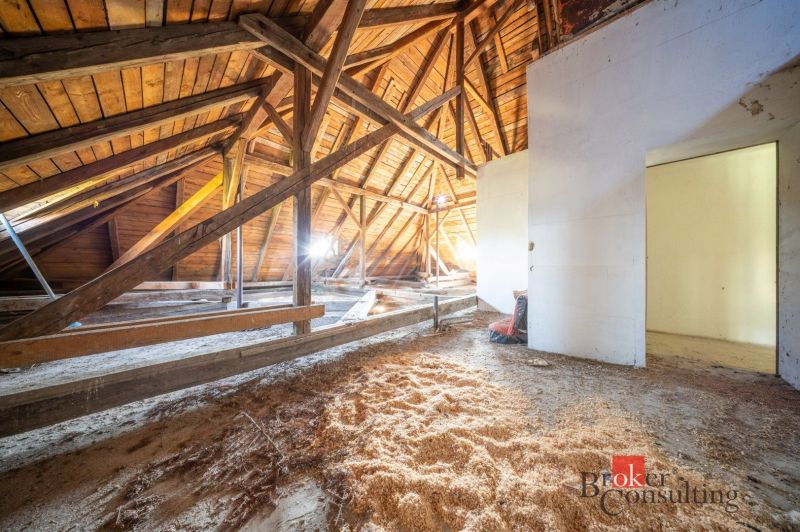 Na predaj budova na bývanie alebo podnikanie, Kalonda - Povala rodinného domu s drevenými trámami a podlahou s dreveným dekorom.