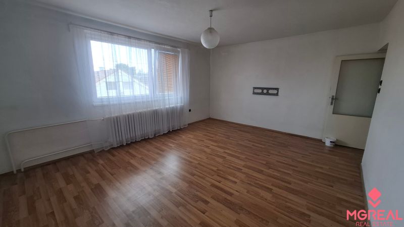 4. izb. RD Čakajovce pri Nitre  - Izba v rodinnom dome s podlahou s dreveným dekorom a veľkým oknom.