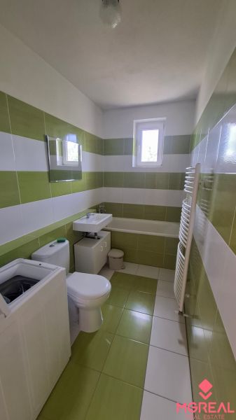 4. izb. RD Čakajovce pri Nitre  - Kúpeľňa v rodinnom dome so zelenými dlaždicami, vaňou a práčkou.