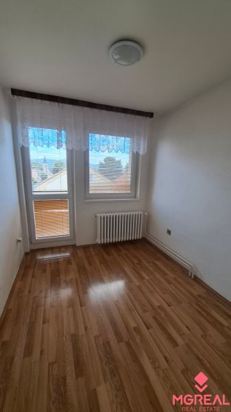 4. izb. RD Čakajovce pri Nitre  - Izba s podlahou s dreveným dekorom a oknom v rodinnom dome.