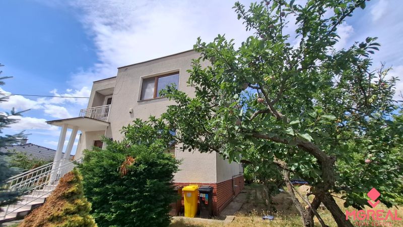 4. izb. RD Čakajovce pri Nitre  - Rodinný dom v Čakajovciach s udržiavanou záhradou a stromami.
