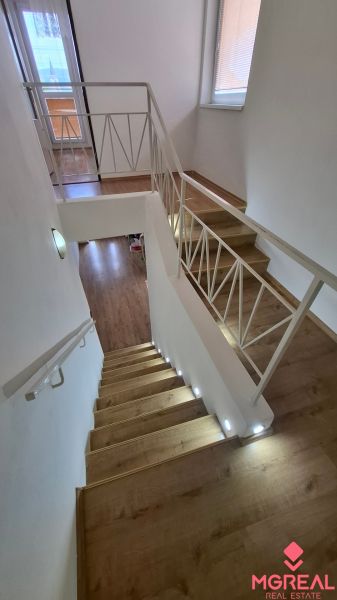 4. izb. RD Čakajovce pri Nitre  - Schodisko v rodinnom dome s podlahou s dreveným dekorom a zábradlím.