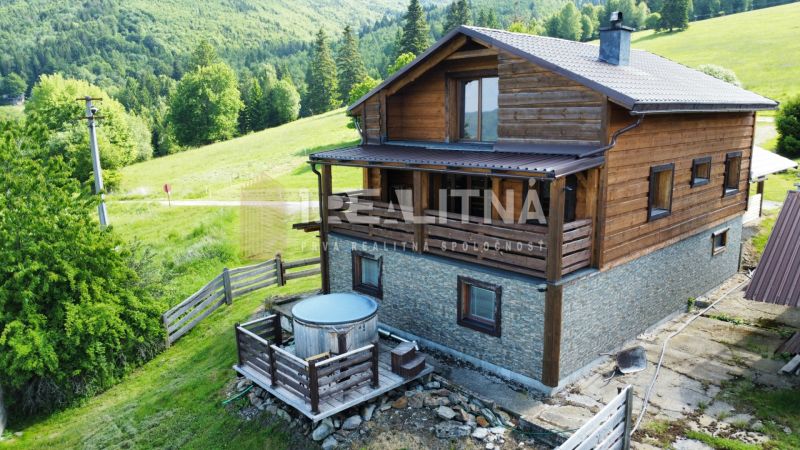 PRIESTRANNÝ DREVODOM S NÁDHERNÝM VÝHĽADOM, ĽUBIETOVÁ,  POZEMOK 2781 M2 - Rodinný dom v Ľubietovej na ulici 626 obklopený malebnými lesmi a prírodou.