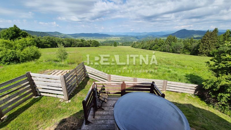 PRIESTRANNÝ DREVODOM S NÁDHERNÝM VÝHĽADOM, ĽUBIETOVÁ,  POZEMOK 2781 M2 - V Rodinnom dome na ulici 626 v Ľubietovej je terasa s výhľadom na prírodu.