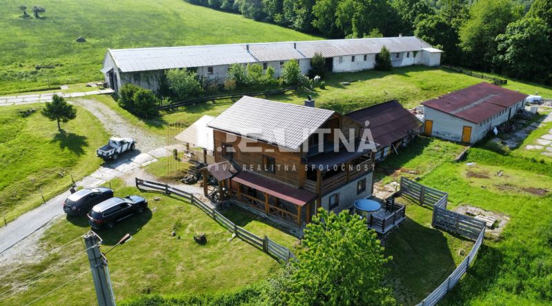 PRIESTRANNÝ DREVODOM S NÁDHERNÝM VÝHĽADOM, ĽUBIETOVÁ,  POZEMOK 2781 M2 - Rodinný dom v Ľubietovej na ulici 626 s garážou a veľkým pozemkom.