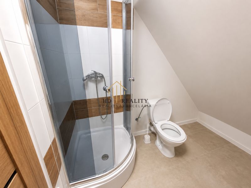 Prenájom, Apartmán v meste Krupina - Kúpeľňa v 2-izbovom byte s rohovou sprchou a WC, jednoduchý dizajn.