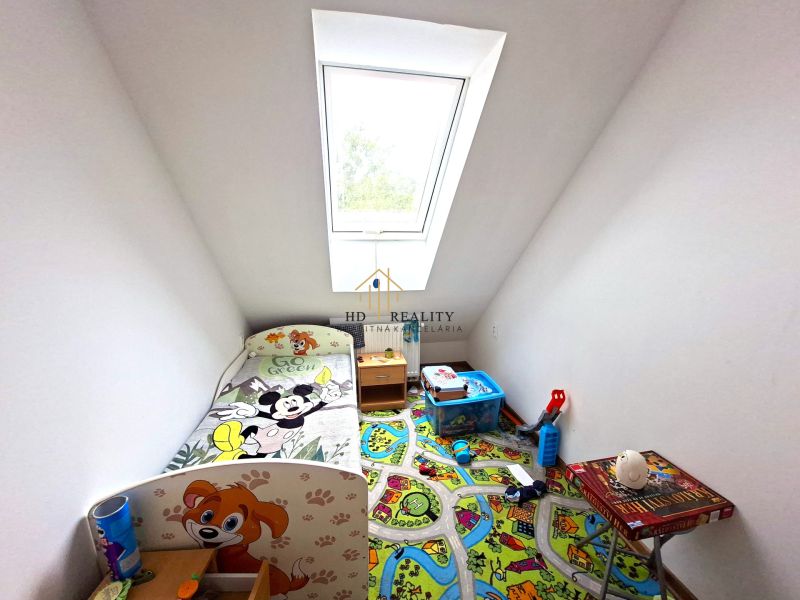 Prenájom, Apartmán v meste Krupina - Detská izba s kobercem a strešným oknom v 2-izbovom byte.
