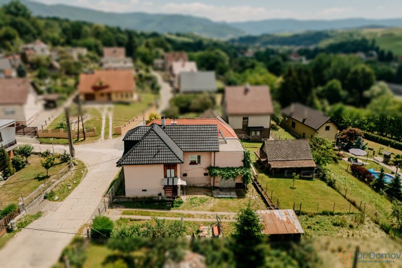 EXKLUZÍVNE DR.DOMOV PRIEVIDZA - RODINNÝ DOM CHRENOVEC-BRUSNO - Rodinný dom v Chrenovci-Brusne so záhradou, dreveným prístreškom a okolitou zeleňou.