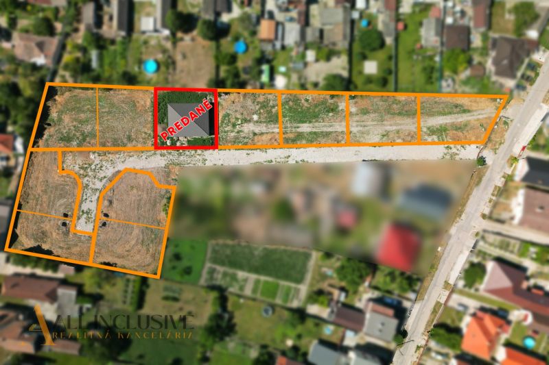 Projekt ČEREŠŇOVÁ ALEJ – 10 rod. domov/pozemk., Jelka - Letecká snímka pozemkov v Jelke v okolí rodinného domu, časť označená ako predaná.