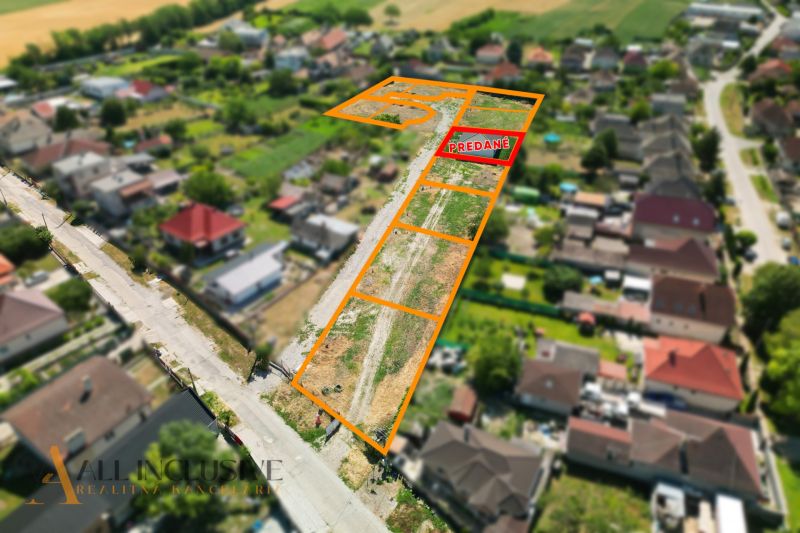 Projekt ČEREŠŇOVÁ ALEJ – 10 rod. domov/pozemk., Jelka - Stavebné parcely v Jelke na predaj, perspektíva z výšky, rodinné domy v okolí.
