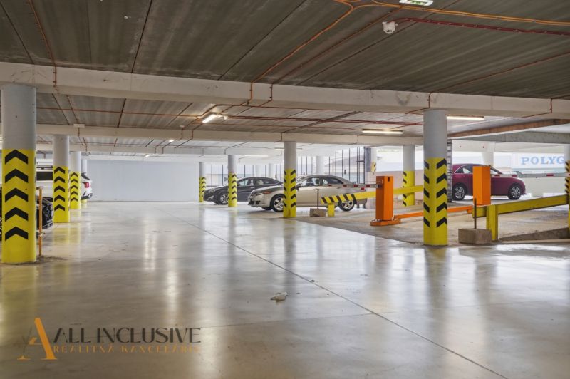 ELEGANTNÝ 2 IZBOVÝ BYT  S PARKINGOM | POLYGON | NITRA - Podzemná garáž s autami a zábranami na Coboriho ulici v Nitre.
