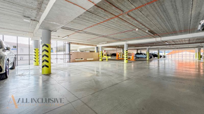 ELEGANTNÝ 2 IZBOVÝ BYT  S PARKINGOM | POLYGON | NITRA - Parkovisko v budove na Coboriho ulici v Nitre s voľnými parkovacími miestami.