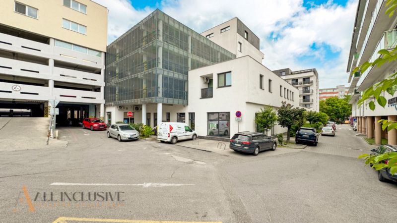 ELEGANTNÝ 2 IZBOVÝ BYT  S PARKINGOM | POLYGON | NITRA - Budova s kanceláriami a parkoviskom na Coboriho ulici v Nitre.