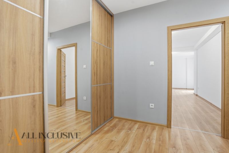 ELEGANTNÝ 2 IZBOVÝ BYT  S PARKINGOM | POLYGON | NITRA - Interiér 2-izbového bytu s podlahou s dreveným dekorom a vstavanou skriňou.