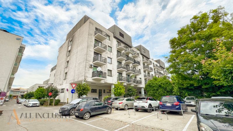 ELEGANTNÝ 2 IZBOVÝ BYT  S PARKINGOM | POLYGON | NITRA - Budova s balkónmi a parkovaním na ulici Coboriho v Nitre, vedľa 2-izbového bytu.