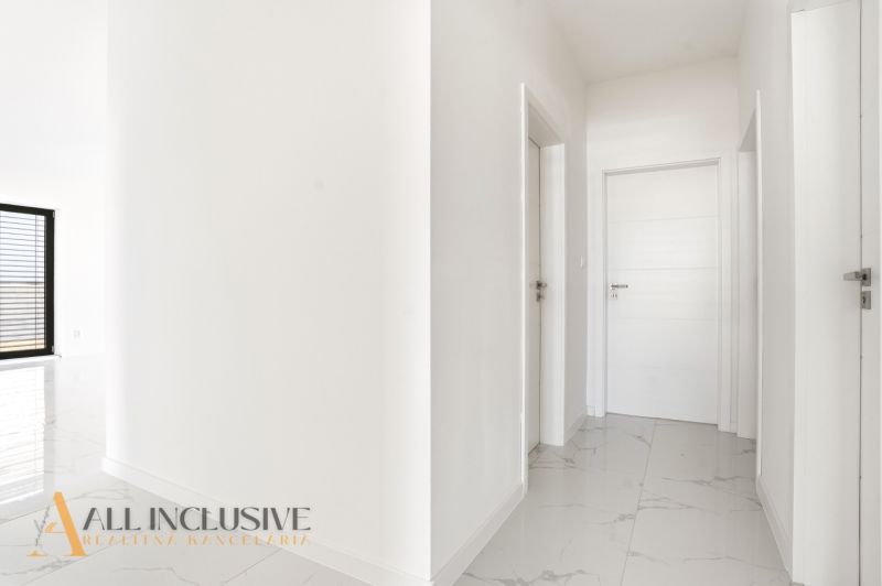DVE NÍZKO ENERGETICKÉ NOVOSTAVBY | MALÝ LAPÁŠ | NITRA - Biela chodba s bielymi dverami v Rodinnom dome, podlahy s mramorovým dekorom.