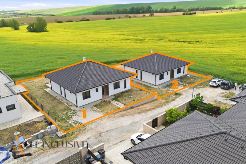 DVE NÍZKO ENERGETICKÉ NOVOSTAVBY | MALÝ LAPÁŠ | NITRA - Rodinné domy v Malom Lapáši s výhľadom na zelené pole a slnečnou krajinou.