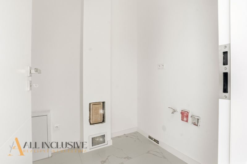 DVE NÍZKO ENERGETICKÉ NOVOSTAVBY | MALÝ LAPÁŠ | NITRA - Prázdna miestnosť v rodinnom dome s bielymi stenami a mramorovou podlahou.