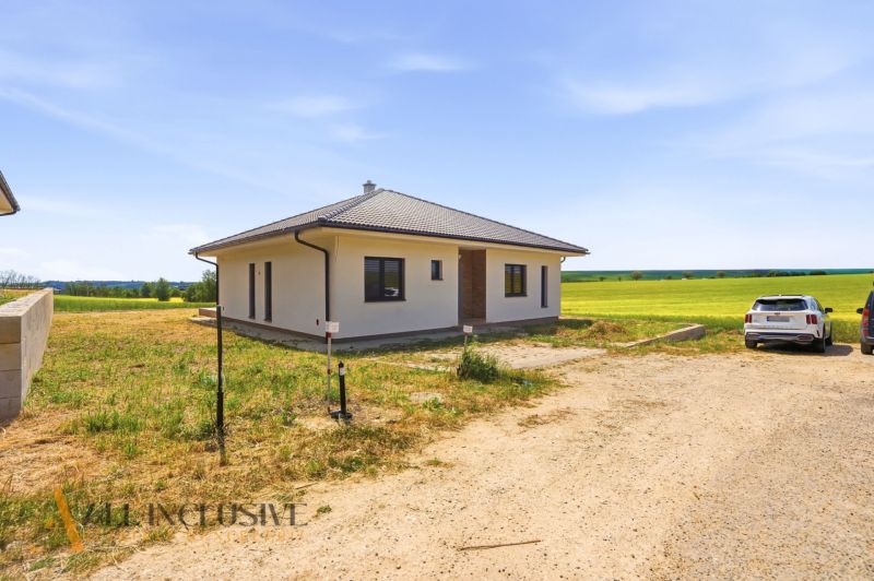 DVE NÍZKO ENERGETICKÉ NOVOSTAVBY | MALÝ LAPÁŠ | NITRA - Rodinný dom v Malom Lapáši obklopený prírodou s parkoviskom na štrkovom teréne.