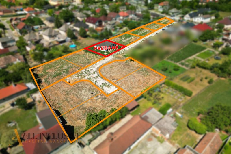 Projekt ČEREŠŇOVÁ ALEJ – 10 rod. domov/pozemk., Jelka - Pozemok v Jelke pripravený na stavbu rodinného domu, čiastočne predaný.