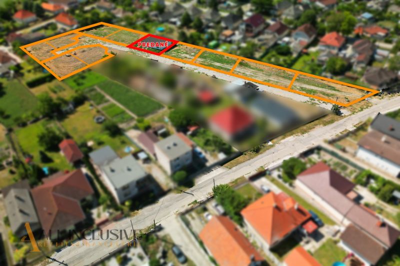 Projekt ČEREŠŇOVÁ ALEJ – 10 rod. domov/pozemk., Jelka - Letecký pohľad na stavebné pozemky v obci Jelka s plánovanou obytnou zástavbou.