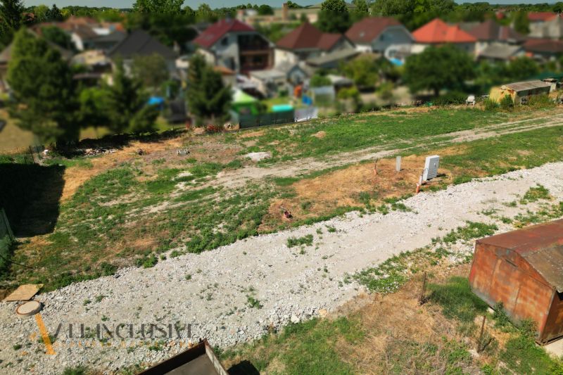 Projekt ČEREŠŇOVÁ ALEJ – 10 rod. domov/pozemk., Jelka - Stavebný pozemok v Jelke, blízko rodinných domov a prírodného prostredia.