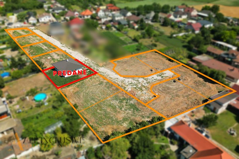 Projekt ČEREŠŇOVÁ ALEJ – 10 rod. domov/pozemk., Jelka - Stavebný pozemok s rodinným domom v Jelke, vyznačené predané parcely.