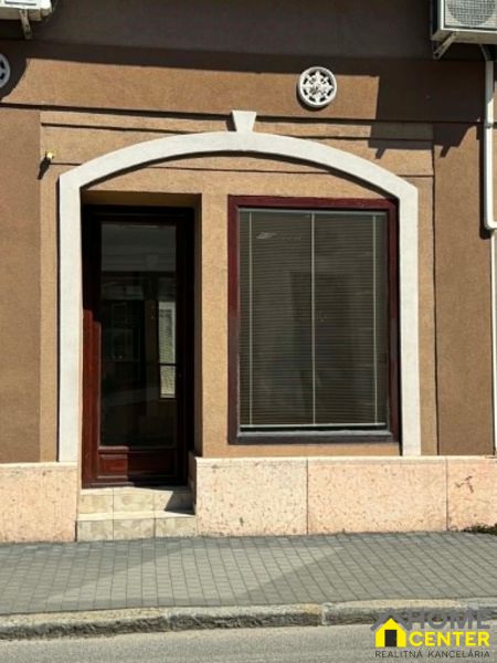 PRENÁJOM - obchodný priestor/ kancelária na Jókaiho ulici - KOMÁRNO - Obchodné priestory na Jókaiho ulici v Komárne s preskleným vchodom a dlažbou.