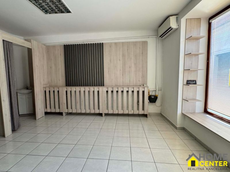 PRENÁJOM - obchodný priestor/ kancelária na Jókaiho ulici - KOMÁRNO - Obchodné priestory s umývadlom a klimatizáciou, dlažba, stenové panely s dreveným dekorom.