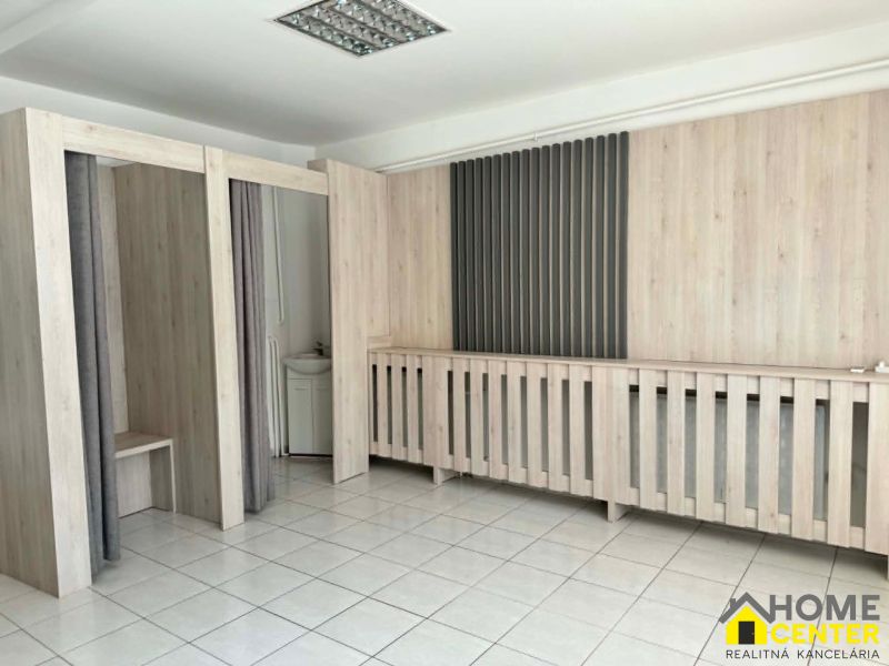 PRENÁJOM - obchodný priestor/ kancelária na Jókaiho ulici - KOMÁRNO - Obchodné priestory s dlažbou a dreveným dekorom nábytku, vhodné pre interiérové využitie.