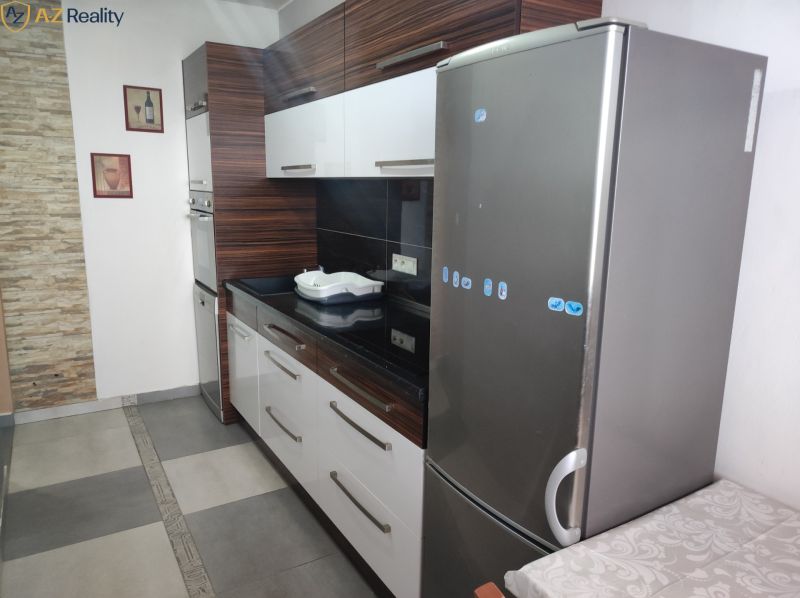 Na prenájom zariadený 3 izbový byt v Nových Zámkoch - Kuchyňa v 3-izbovom byte s laminátovou linkou a nerezovou chladničkou.