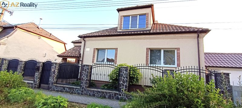 NA PREDAJ – DOM, KDE KAŽDÝ DEŇ JE DOVOLENKA - Rodinný dom v Palárikove so škridlovou strechou a kovaným plotom.