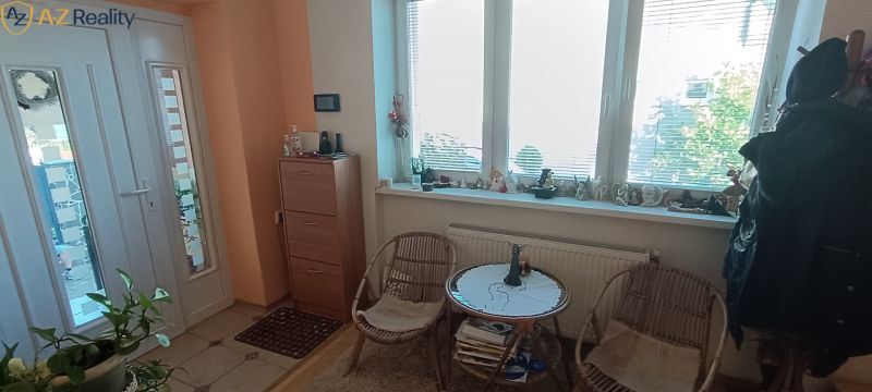 NA PREDAJ – DOM, KDE KAŽDÝ DEŇ JE DOVOLENKA - V Rodinnom dome je predsieň s nábytkom, kreslami a dekoráciami na parapete.