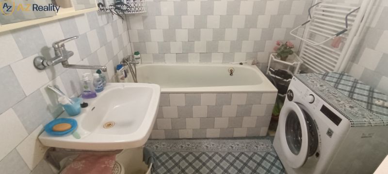 NA PREDAJ – DOM, KDE KAŽDÝ DEŇ JE DOVOLENKA - Kúpeľňa s vaňou, umývadlom, práčkou a sušiakom v rodinnom dome.