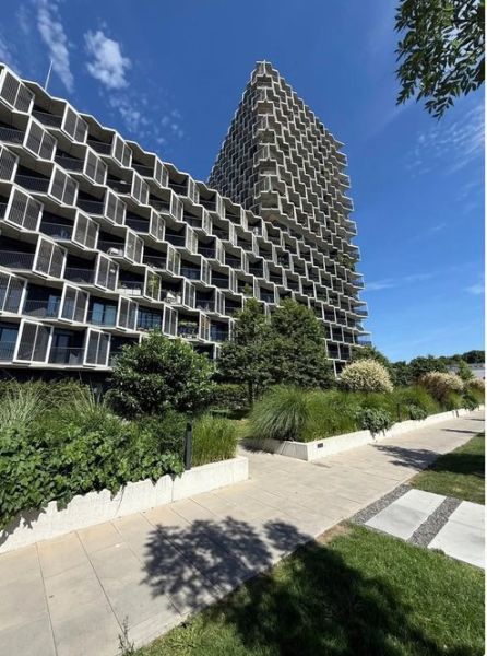 GUTHAUS - 4 izbový byt na Račianskej ulici v Bratislave - Moderná architektúra a zeleň na Račianskej v Bratislave - Nové Mesto pri 4-izbovom byte.