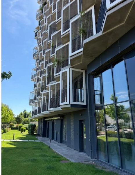 GUTHAUS - 4 izbový byt na Račianskej ulici v Bratislave - Bytová budova s netradičnými balkónmi na Račianskej v Bratislave - Novom Meste.