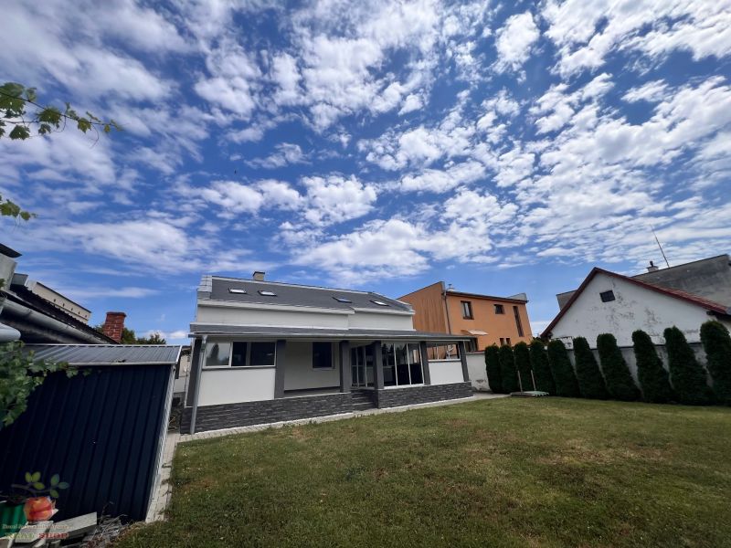 Veľký rodinný dom v Tlmačoch, bývajte vo veľkom alebo prenajímajte - Rodinný dom na Cintorínskej ulici v Tlmačoch s veľkou záhradou a upraveným trávnikom.