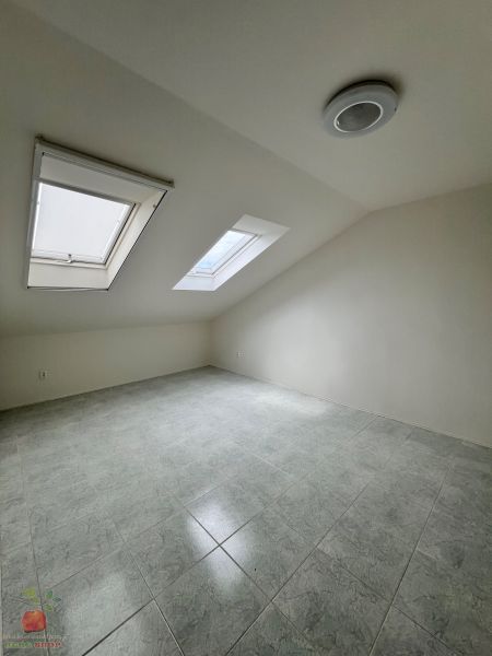 Veľký rodinný dom v Tlmačoch, bývajte vo veľkom alebo prenajímajte - Podkrovná miestnosť s oknami v streche a dlažbou, v rodinnom dome.