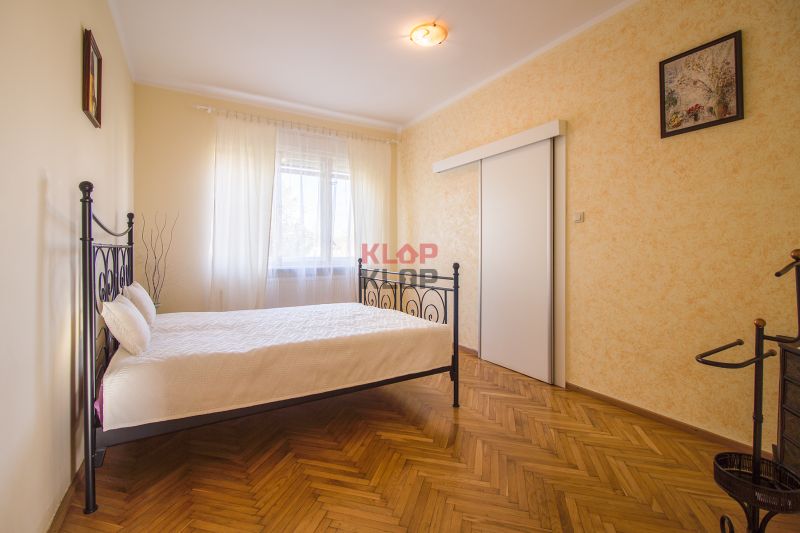 Kúpte si PÔVABNÝ 4i RD na SKVELOM POZEMKU s GARÁŽOU a HALAOU - Izba v rodinnom dome má posteľ, okno s záclonami a parketovou podlahou.