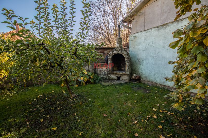 Kúpte si PÔVABNÝ 4i RD na SKVELOM POZEMKU s GARÁŽOU a HALAOU - V záhrade pri rodinnom dome na ulici Malý Máger je k dispozícii kamenný gril.