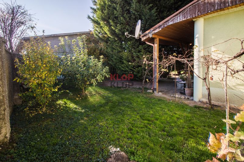 Kúpte si PÔVABNÝ 4i RD na SKVELOM POZEMKU s GARÁŽOU a HALAOU - Záhrada pri rodinnom dome so zeleňou a stromami na ulici Malý Máger.