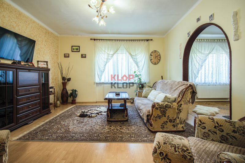 Kúpte si PÔVABNÝ 4i RD na SKVELOM POZEMKU s GARÁŽOU a HALAOU - Obývačka v rodinnom dome, ulica Malý Máger, dekorovaná nábytkom, kobercami, svetlým náterom.
