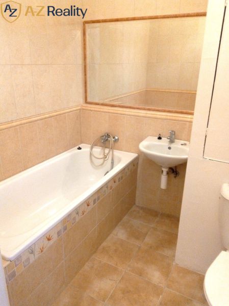 Na prenájom nezariadený 1 izbový byt s balkónom v Nových Zámkoch - Kúpeľňa v 1-izbovom byte s vaňou, umývadlom a obkladom.