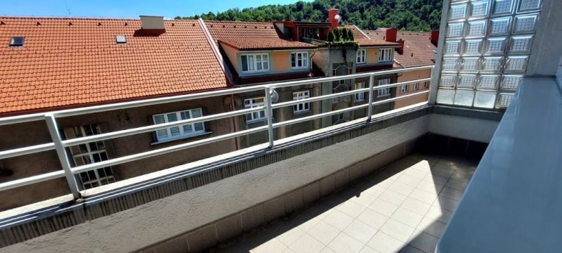 PRENÁJOM: VEĽKOMETRÁŽNY 2 IZBOVÝ BYT S 2 LOGGIAMI, CENTRUM - Balkón 2-izbového bytu na ulici J. Cikkera v Banskej Bystrici s výhľadom na okolité strechy.