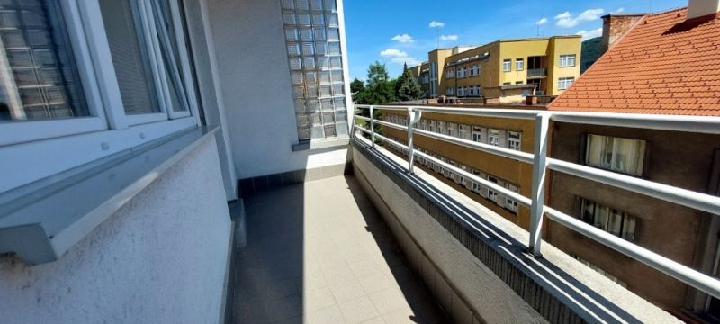 PRENÁJOM: VEĽKOMETRÁŽNY 2 IZBOVÝ BYT S 2 LOGGIAMI, CENTRUM - Balkón 2-izbového bytu na ulici J. Cikkera v Banskej Bystrici, s výhľadom na mesto.