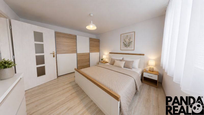  PRENÁJOM 2-izbový byt, centrum mesta s vlastným parkovaním, Topoľčany - Spálňa v 2-izbovom byte s posteľou, skrine a podlahou s dreveným dekorom.